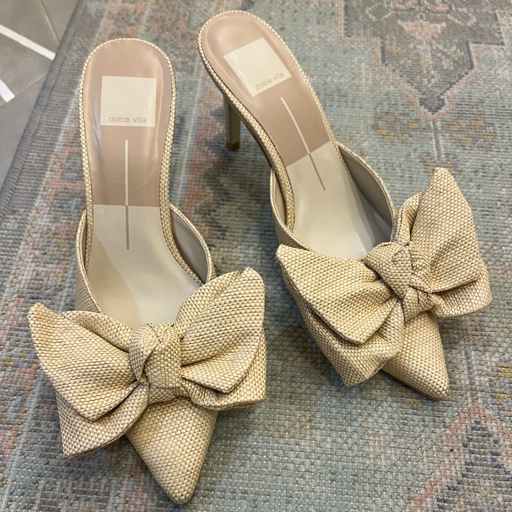 Dolce Vita Kaylie Bow Pointed Toe Mule In Light Natural